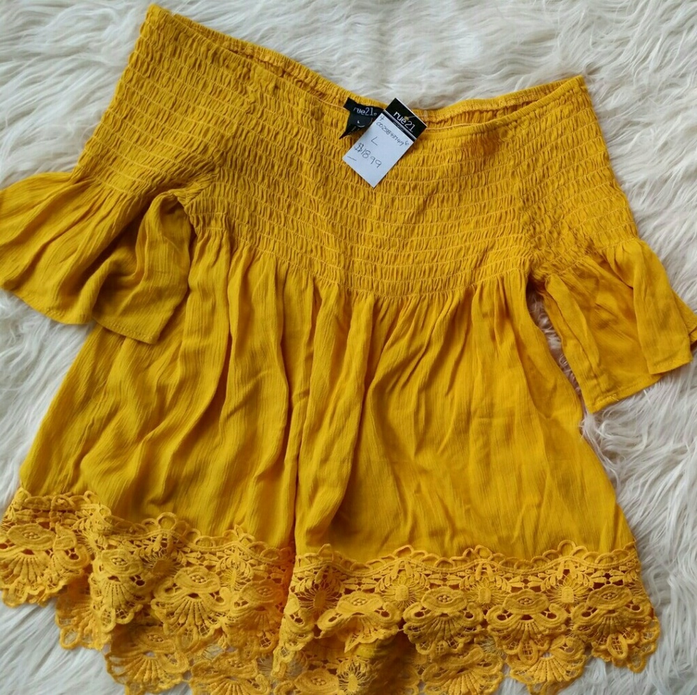 🆕OFF THE SHOULDER BLOUSE🆕